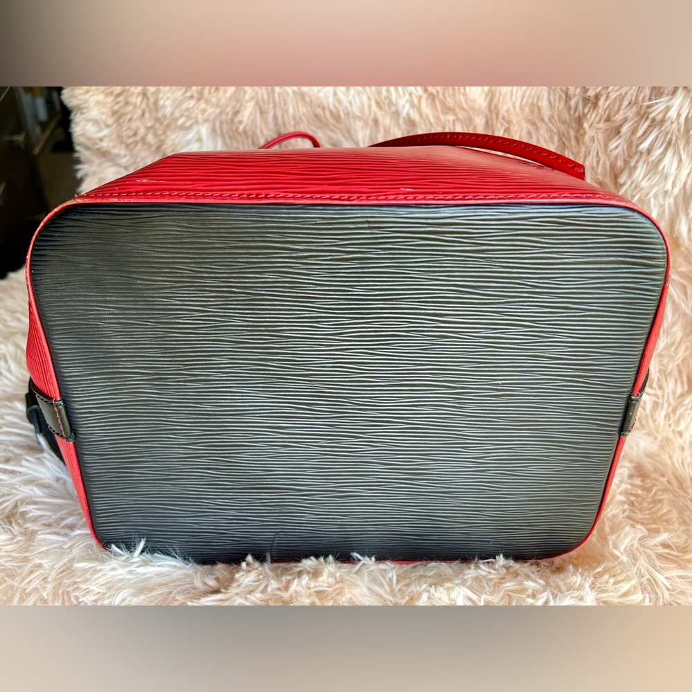 โผ๏ธSOLDโผ๏ธ Louis Vuitton Petit Noe Handbag Epi Leather - Picture 5 of 15